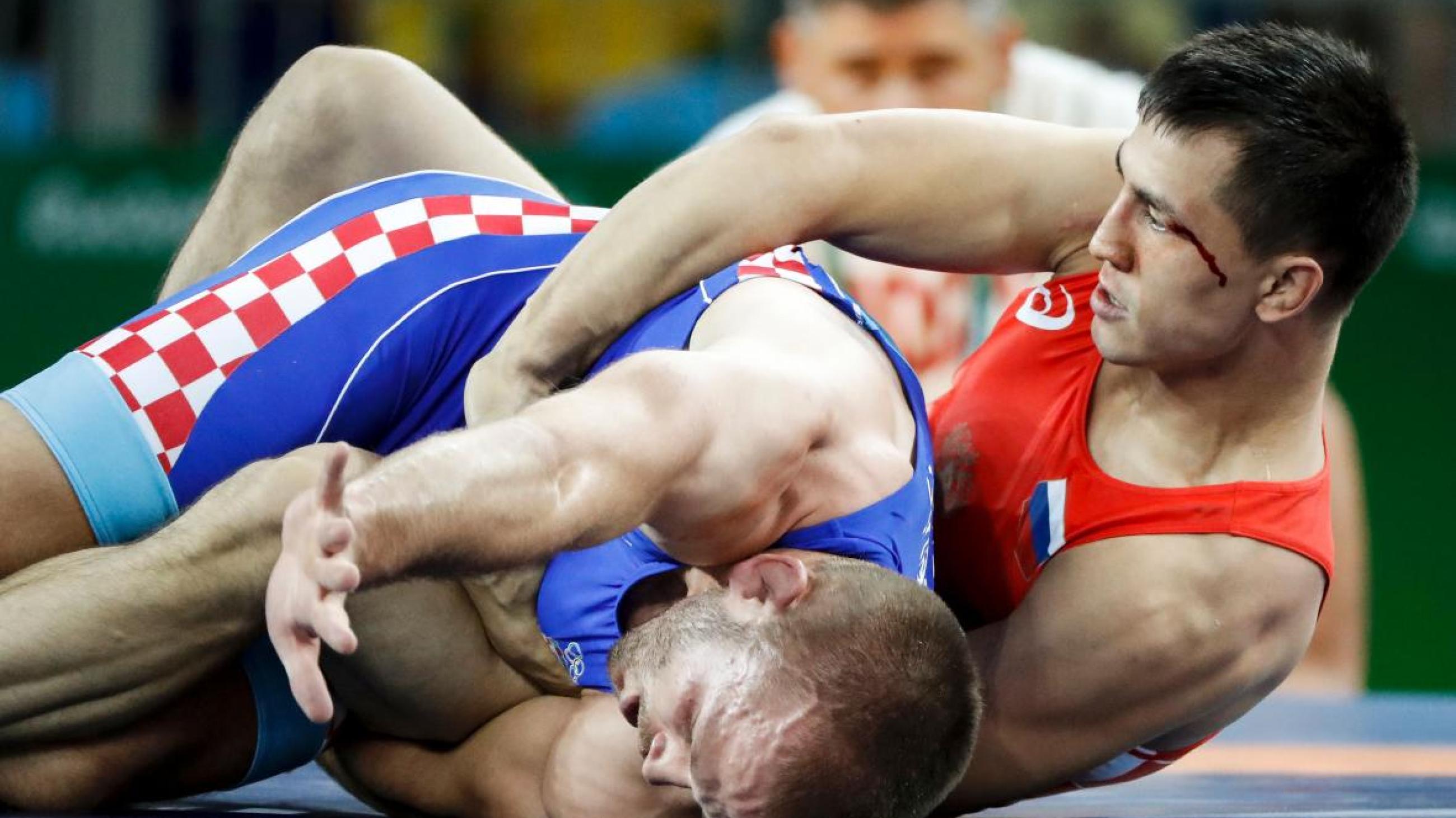 Рыжуху отодрали два спортсмена