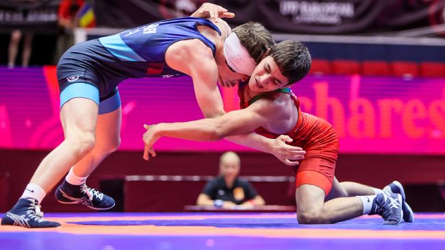 World Championships, Day 5 semis set