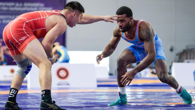 In Taraz, Burroughs puts on a double-leg show